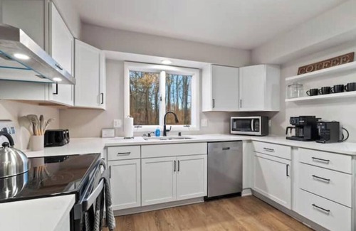 Hobart House | Peaceful Retreat - Wooded Lot - Spacious and Comfy