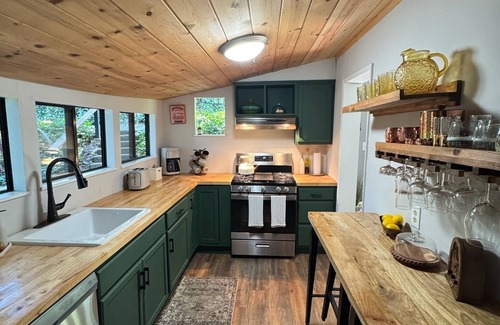 Monte Rio House | Peaceful River Retreat – Vintage Cottage 2 Blocks from Russian River