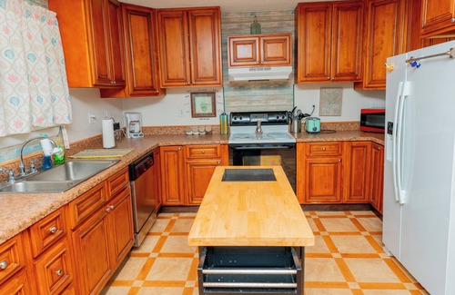 Shoreline Park House | PEACEFUL RIVERFRONT COTTAGE/SLEEPS 7 W/W+D