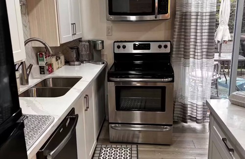 Bancroft House | Peaceful Riverside Park Cottage in the town of Bancroftnfree parking/fireplace