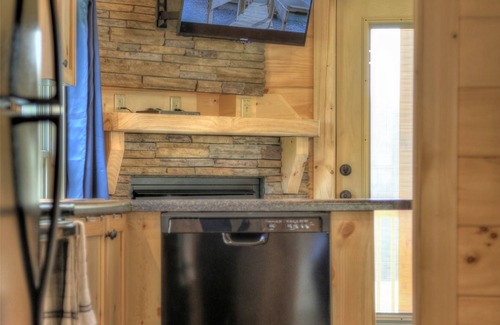 Topton Cabin | Peaceful & Romantic Log Cabin w/Hot Tub+Fireplace+Wi-Fi