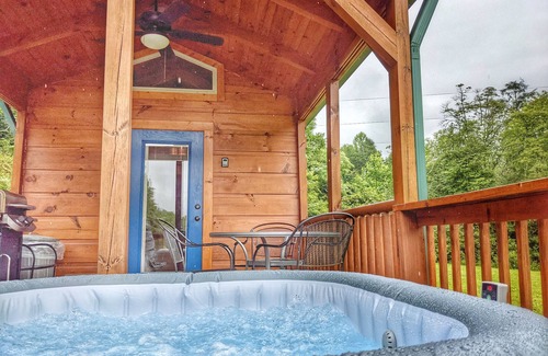 Topton Cabin | Peaceful & Romantic Log Cabin w/Hot Tub+Fireplace+Wi-Fi