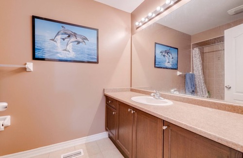 Halton Regional Municipality House | Peaceful Room - catchup on sleep & freshen up! Great location along 401 Highway