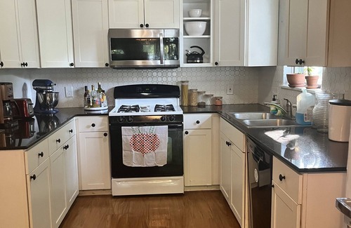 Johnston Terrace House | Peaceful Room in East Austin Home nQueen sized bed, full bath and work space