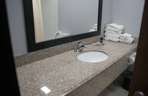 Van Buren Hotel | Peaceful Room Perfect for Relaxing Getaway | Non Smoking | Pool Access