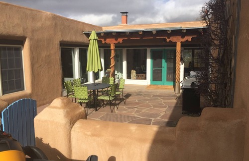 Taos House | Peaceful & Roomy - Very close walk (5 Blk) to Historic Plaza dining & shopping