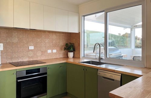 Mahurangi West House | Peaceful Rural 1-Bedroom Cottage with Ocean Views
