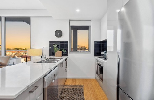 East Perth Apartment | Peaceful Sanctuary with Panoramic Views near Optus Stadium