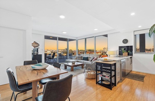 East Perth Apartment | Peaceful Sanctuary with Panoramic Views near Optus Stadium
