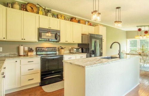 Candler Cottage | Peaceful & Scenic 3 Bedroom/2 Bath Farmhouse