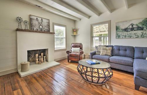 Schulenburg House | Peaceful Schulenburg Farmhouse with Fire Pit and Grill