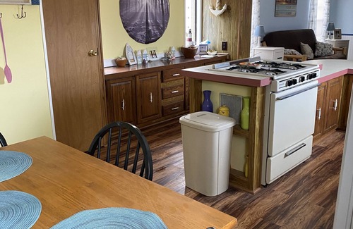 Port Hope House | Peaceful, Secluded get away, comes with Port Hope boat slip
