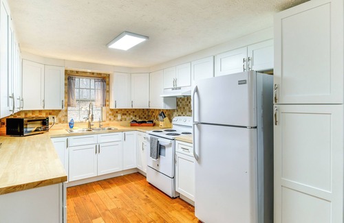 Abingdon Cottage | Peaceful South Holston Lake Cabin w/Dock & Deck!