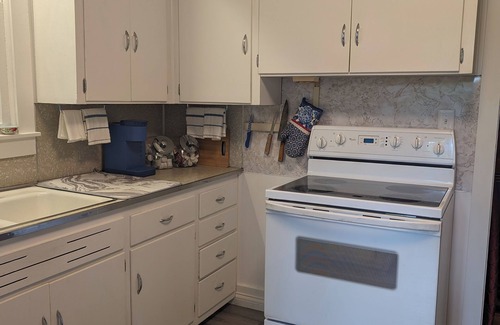 Earlington House | Peaceful Southern Charm: Well Equipped, High Ceilings, Comfy 3 bedroom Home Away