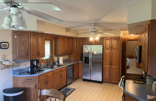 Keosauqua House | Peaceful, spacious 4 bedroom house in the country - Gazebo/Pondn