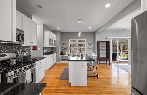 Monroe House | Peaceful & Spacious 5-bedroom home with pool