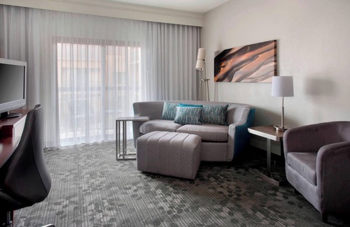 Adamsville Hotel | Peaceful Stay at Middletown | 3 Rooms | Affordable w/Free Parking