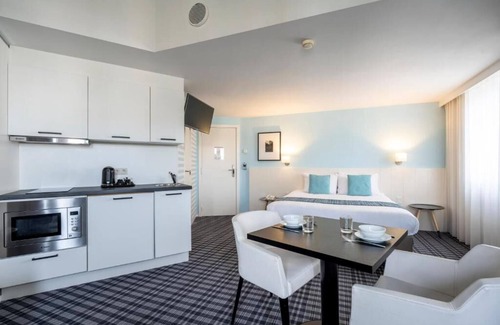 Ostend City Centre Hotel | Peaceful Stay Close to the Breathtaking Beach: Scenic Afternoon Walks | 3 Rooms