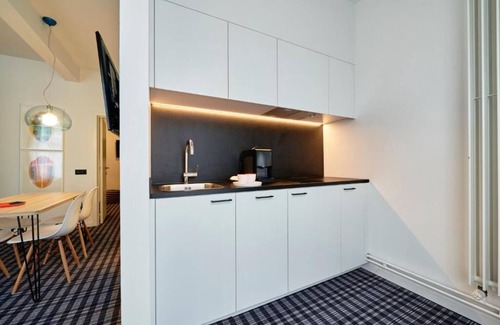 Ostend City Centre Hotel | Peaceful Stay Close to the Breathtaking Beach: Scenic Afternoon Walks | 3 Rooms