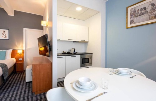 Ostend City Centre Hotel | Peaceful Stay Close to the Breathtaking Beach: Scenic Afternoon Walks | 3 Rooms