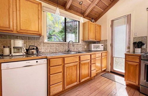 Inverness House | Peaceful Stay w/Mountain Views + Walk to Trails