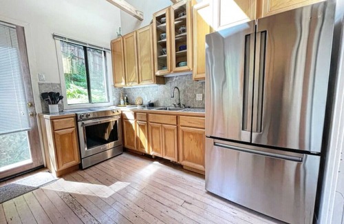 Inverness House | Peaceful Stay w/Mountain Views + Walk to Trails