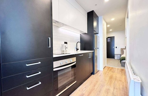 Auckland Central Business District Apartment | Peaceful Studio Nearby SkyTower & Queen St vs Pool