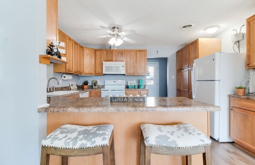 Southport Cottage | Peaceful Sunshine Cottage walk to waterfront family friendly