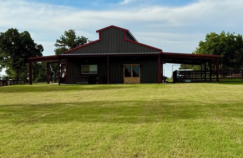 Lipan House | Peaceful Texas Retreat w/Gourmet Kitchen, Ranch Views, Optional MasterChef Meals