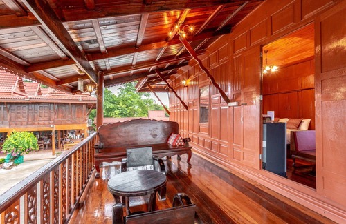 Phra Nakhon Si Ayutthaya House | Peaceful Thai wood cabin