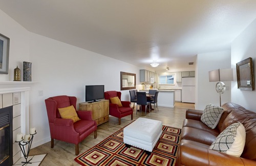 Southeast Boise House | Peaceful townhouse, fast WiFi & partial mountain views - walk to shops