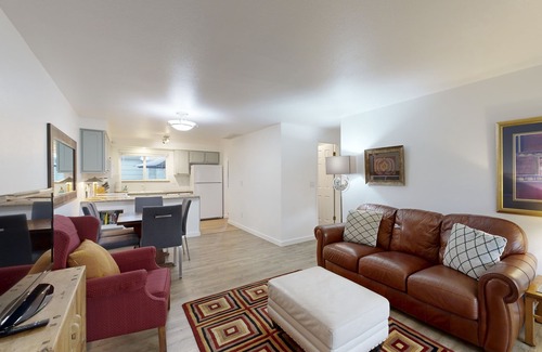 Southeast Boise House | Peaceful townhouse, fast WiFi & partial mountain views - walk to shops