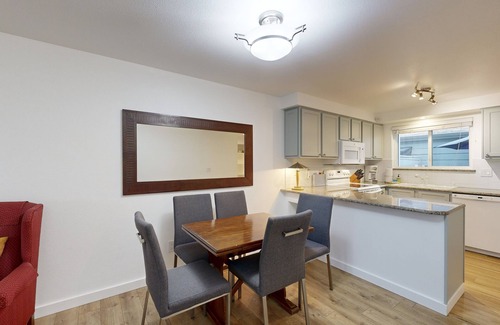 Southeast Boise House | Peaceful townhouse, fast WiFi & partial mountain views - walk to shops