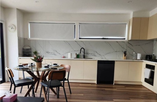 Corio Apartment | Peaceful urban 3brm retreat