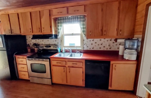 Westcreek Cabin | "Peaceful Valley Homestead" Hobby Farm & Mountain Paradise NEW HOT TUB!n