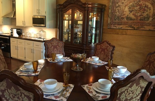Victoria House | Peaceful Victoria Home ,7min from Downtown , EV Charger
