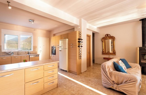 Limni Vouliagmenis Villa | Peaceful Villa with pool & panoramic views, near Loutraki