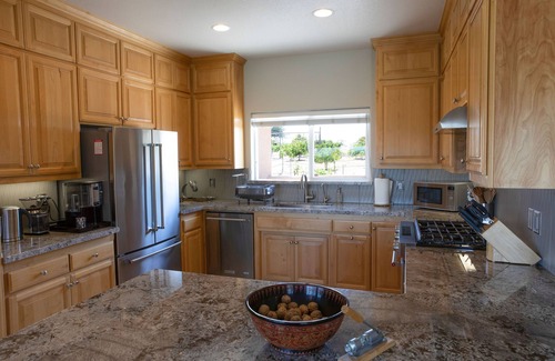 Paso Robles House | Peaceful Vineyard Escape, 2 Master Suites, Stunning Views & Authentic Pizza Oven