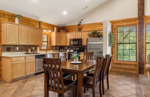 Branson Theater District Cabin | Peaceful Walk-in Cabin with Whirlpool Tub, Gas Fireplace, and Screened-in Porch