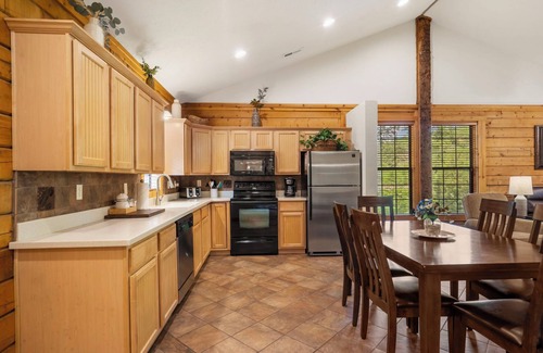 Branson Theater District Cabin | Peaceful Walk-in Cabin with Whirlpool Tub, Gas Fireplace, and Screened-in Porch