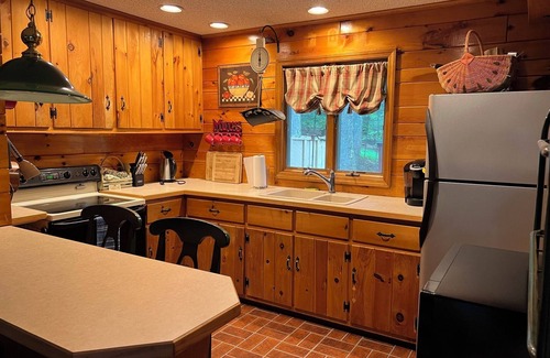 Lakeville House | Peaceful Wallenpaupack Getaway - Walk to Lake - Firepit- Wifi