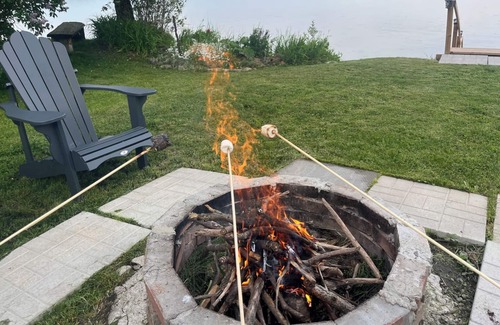 Selkirk Cottage | Peaceful, warm and cozy cottage retreat on Lake Erie with fireplace & fire pit