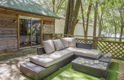 Eustace House | Peaceful water front lake cabin - huge lot + kayak /SUP