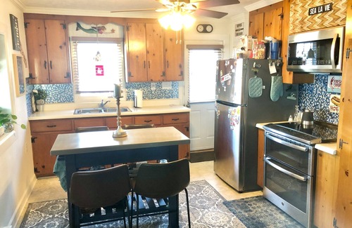 Grimstead House | Peaceful Waterfront Retreat. Kayaks, Bicycles, Firepit, and more. Pet-Friendly!