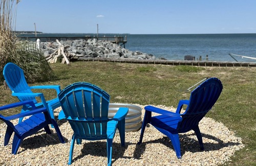 Grimstead House | Peaceful Waterfront Retreat. Kayaks, Bicycles, Firepit, and more. Pet-Friendly!