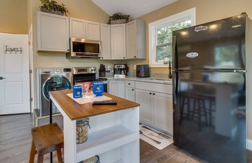 Simpsonville Apartment | Peaceful Waterfront Studio 16 Mi to Greenville!