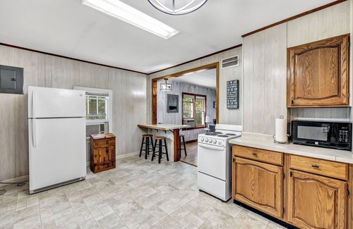 Luxemburg House | Peaceful Waterfront Cottage | Door County | Sleeps 7