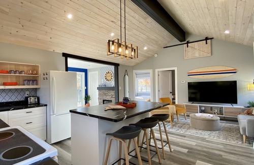 Kingsville Cottage | Peaceful waterfront cottage - fishing, kayaks, fire-pit, game room, near beach