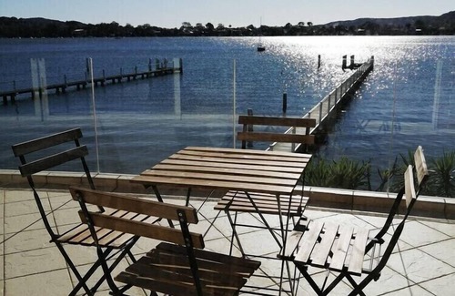 Point Clare House | Peaceful Waterfront house Great View Private Jetty