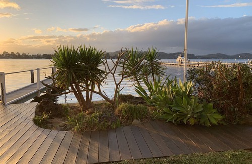 Point Clare House | Peaceful Waterfront house Great View Private Jetty
